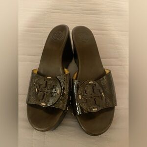 Tory Burch Size 9.5 Black Patent Leather Logo Wedge Slide Sandals Gold Stud